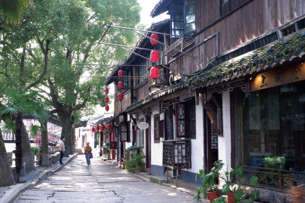 孙女开车近1600公里回家 爷爷早早在家门口踱步等待 “过年就要回家”